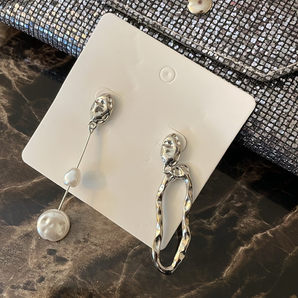 Elegant Asymmetrical Gold and Pearl Drop Earrings - Picture 12 of 16
